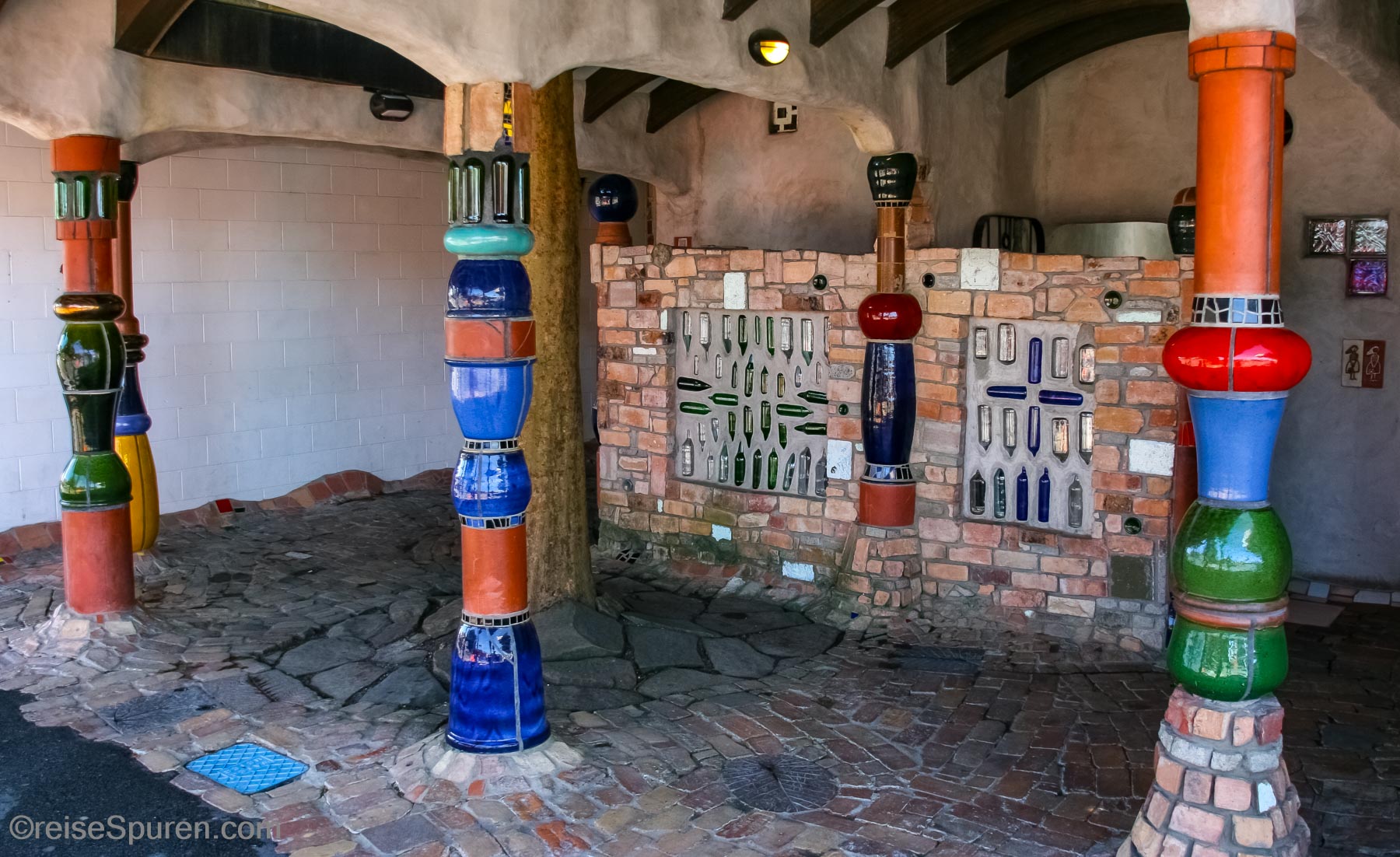 Hundertwasser-Toilette in Kawakawa